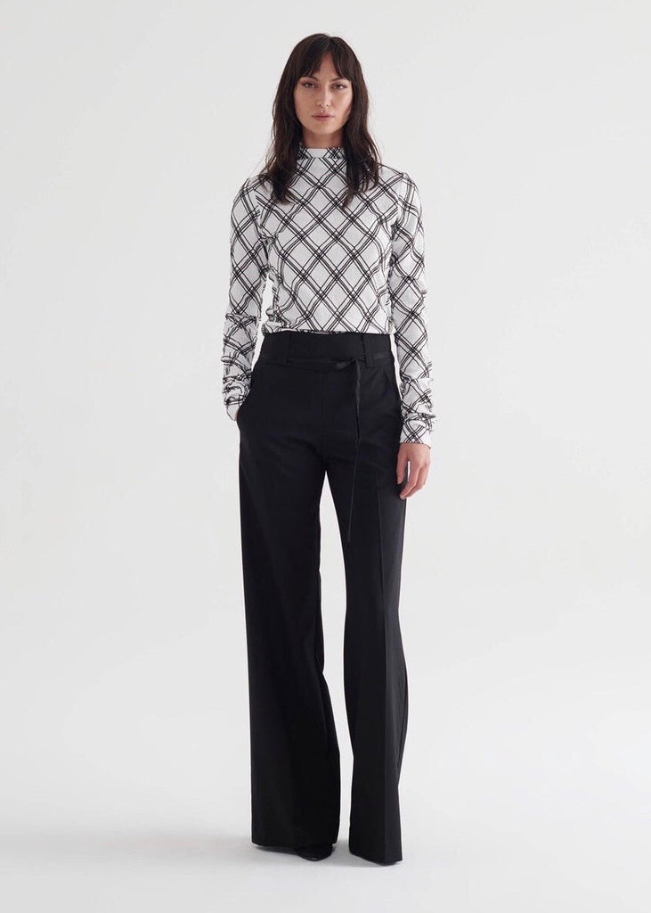 Model wearing Taylor Introduction black pant