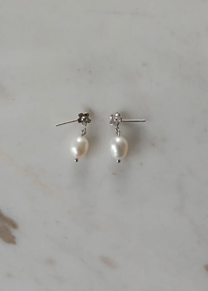 Earrings | Pearly Daisy Day Studs (Silver)
