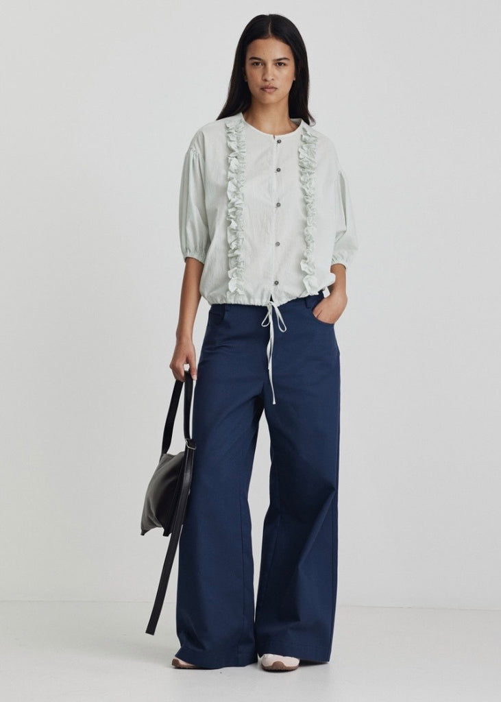 Model wearing Ricochet Haynes jean in Admiral Blue