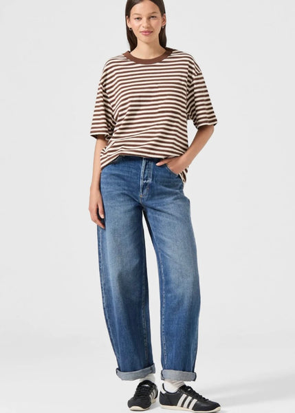Model wearing Rolla’s Gigi Barrel jeans 